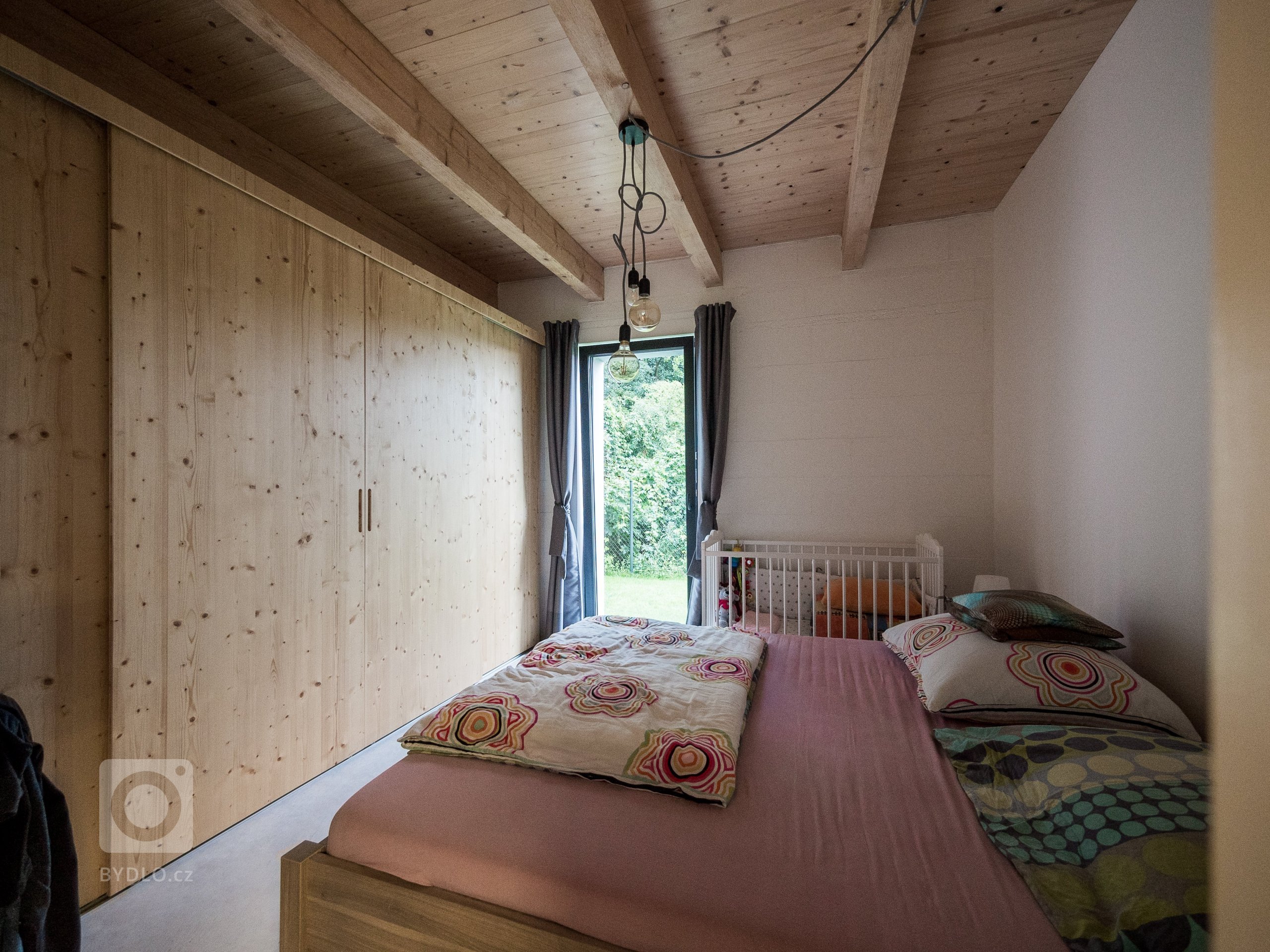 Ložnici ZEN HOME dominuje šatní skříň ze smrknové spárovky.