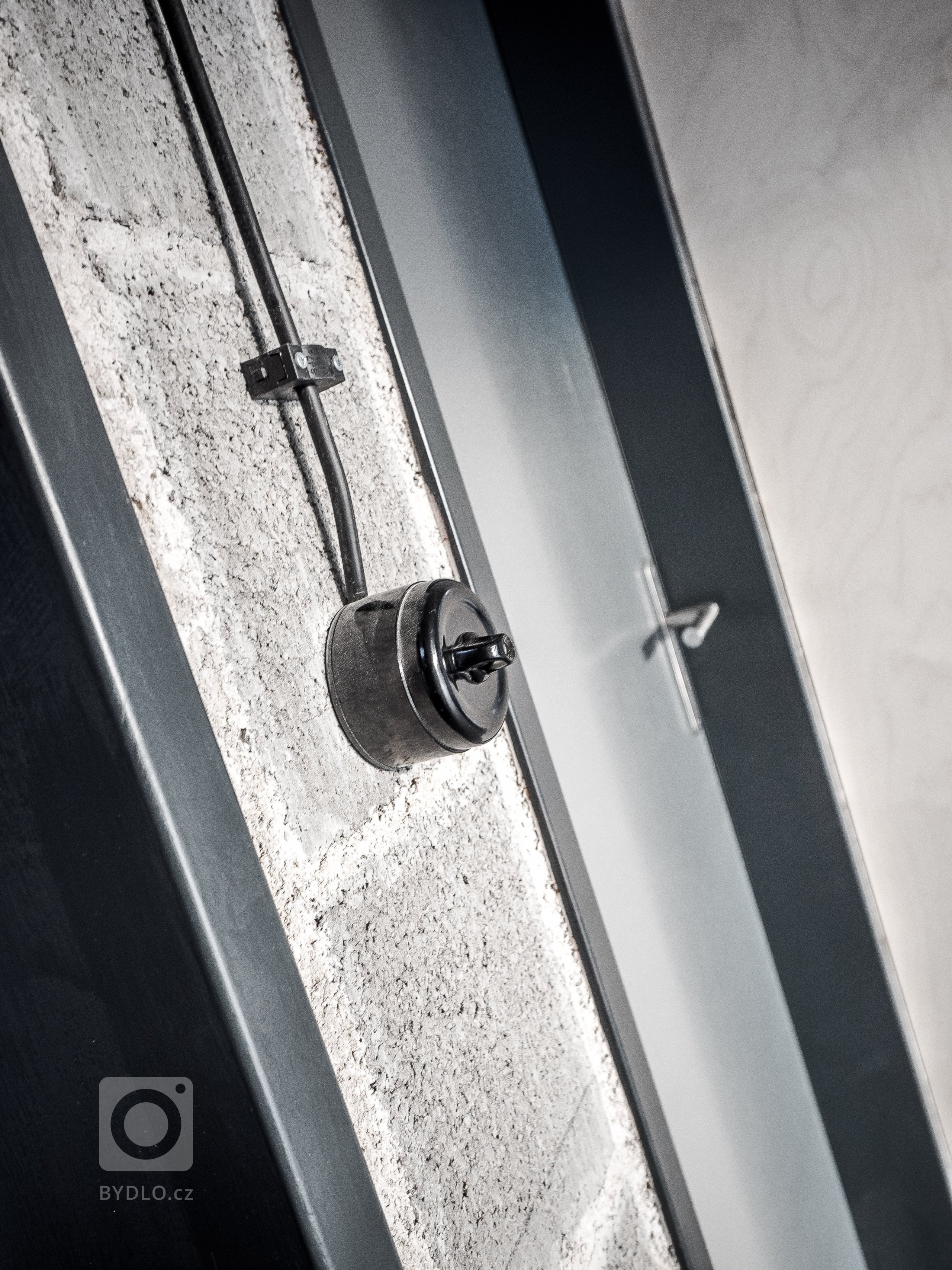 ZENHOME kousek od Prahy je na skvělém vyvýšeném místě uprostřed zeleně. Strohý kvádr zdobí fasáda z černého nehoblovaného dřeva a velké prosklení s bezrámovými…