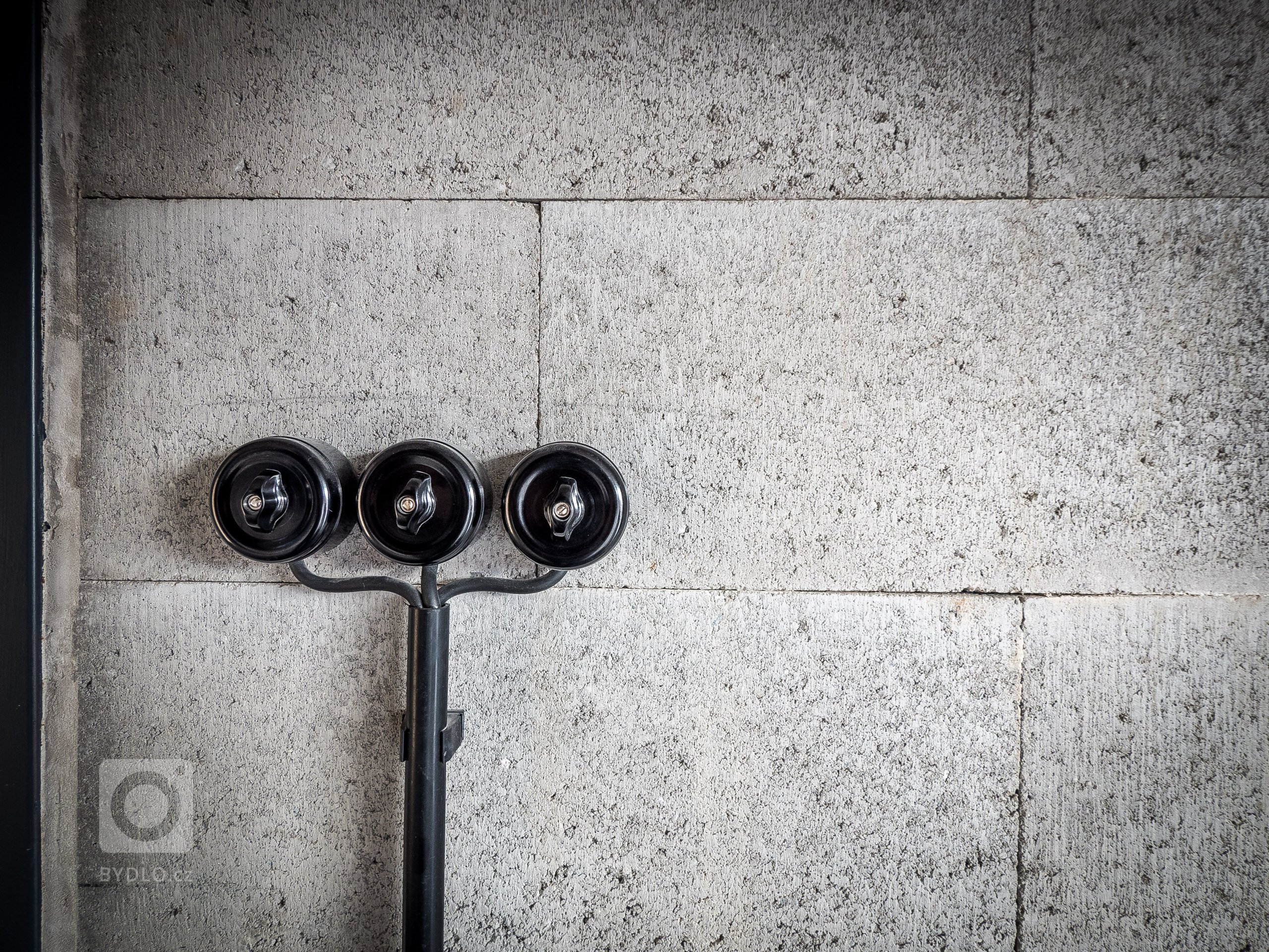 Rozvody elektroinstalací jsou přiznané a ladí s celkovým industriálním stylem tohoto ZEN HOME.