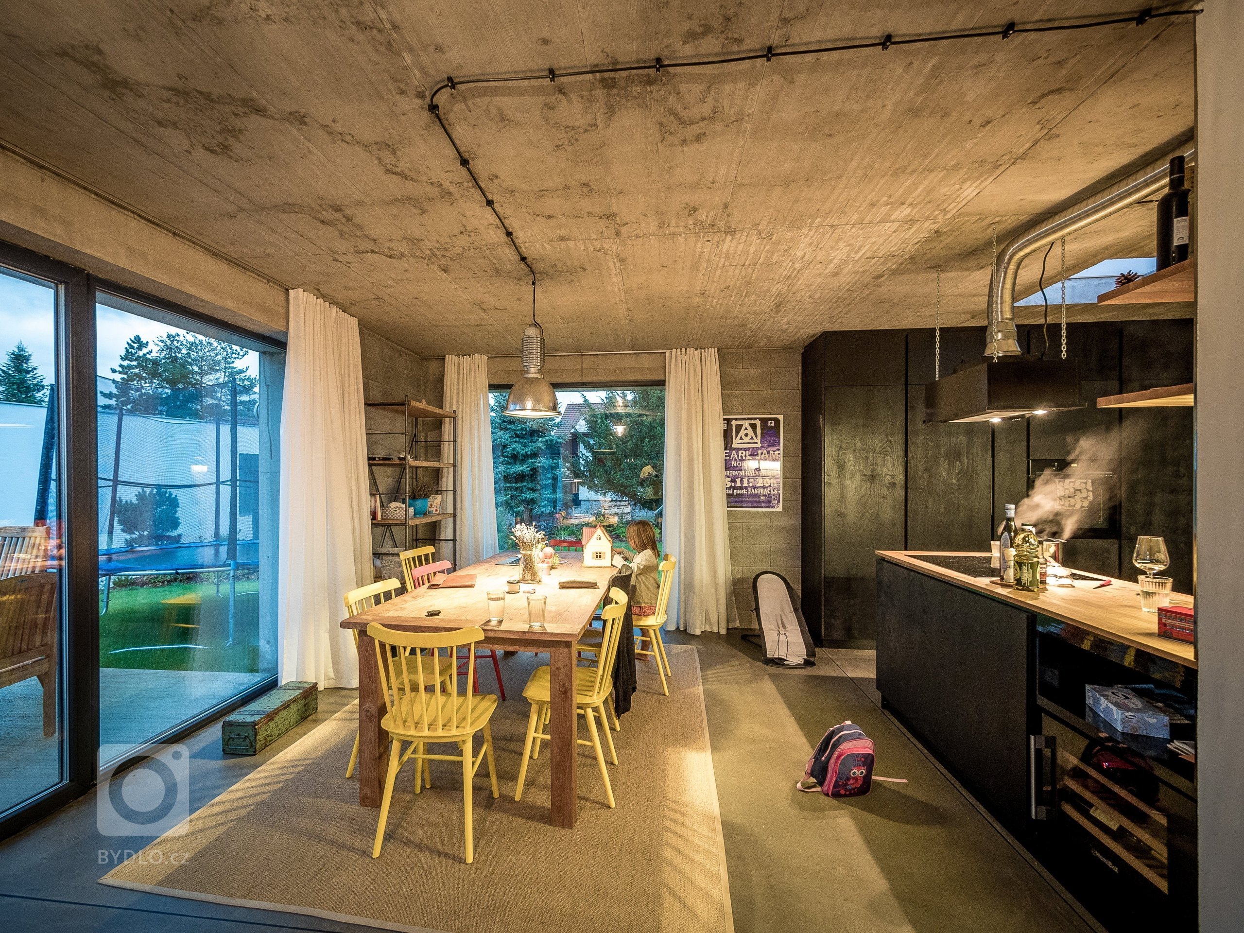 ZENHOME kousek od Prahy je na skvělém vyvýšeném místě uprostřed zeleně. Strohý kvádr zdobí fasáda z černého nehoblovaného dřeva a velké prosklení s bezrámovými…