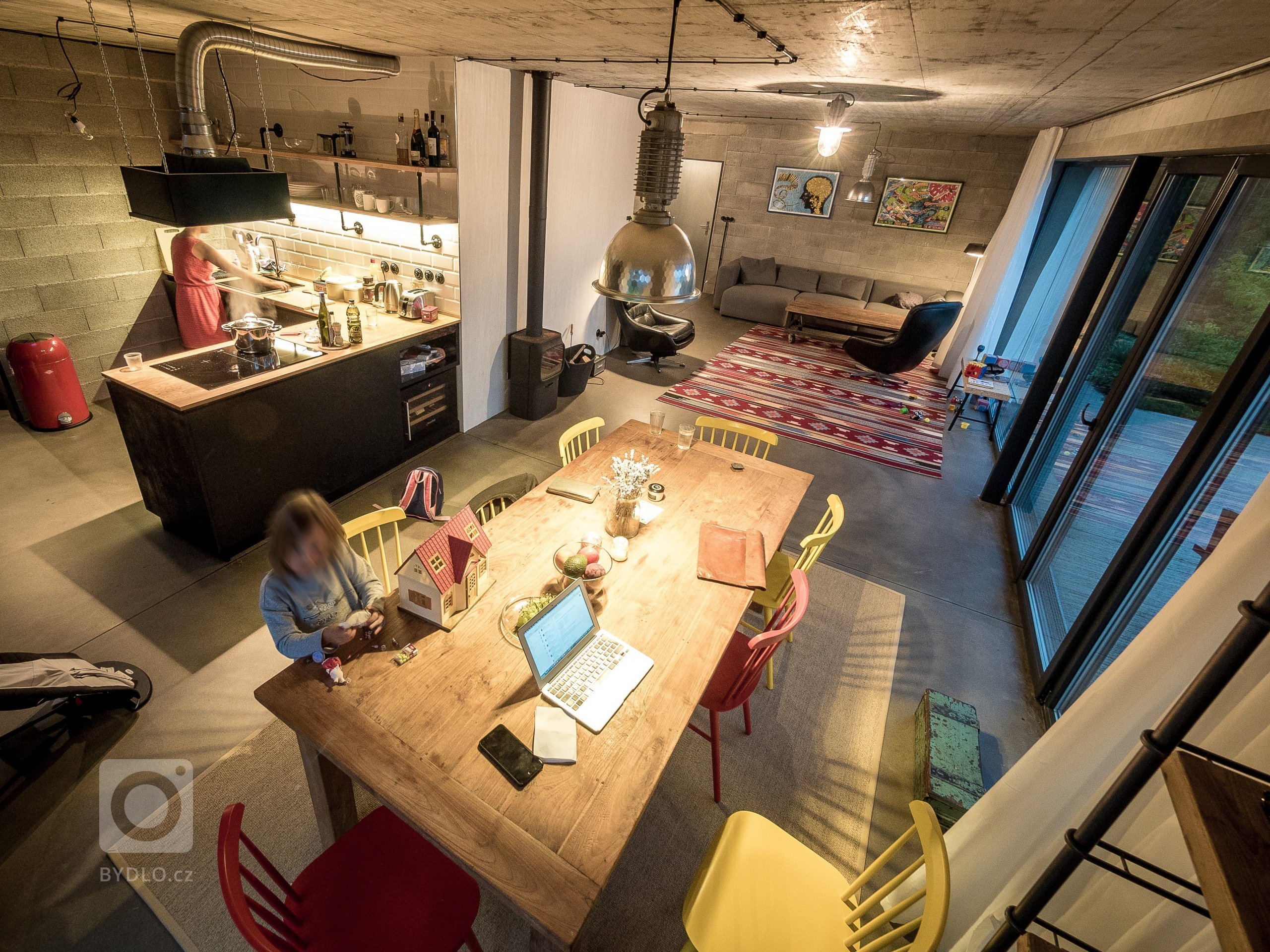 ZENHOME kousek od Prahy je na skvělém vyvýšeném místě uprostřed zeleně. Strohý kvádr zdobí fasáda z černého nehoblovaného dřeva a velké prosklení s bezrámovými…