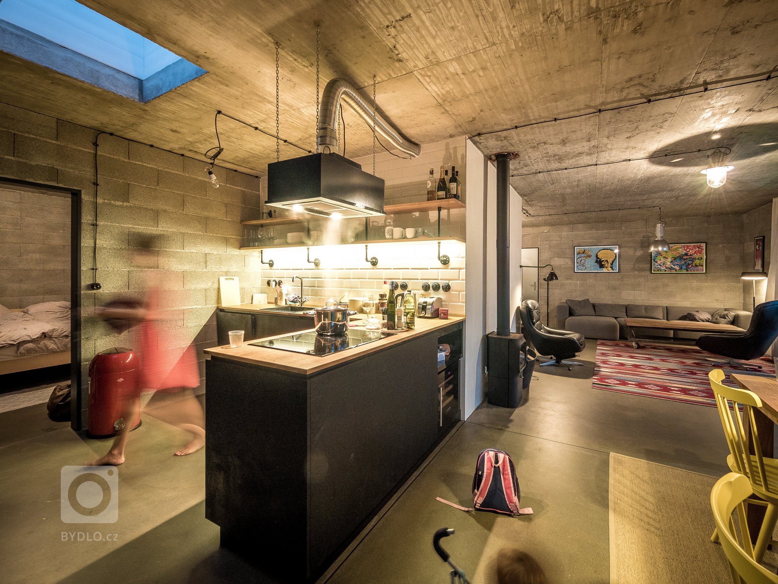 ZENHOME kousek od Prahy je na skvělém vyvýšeném místě uprostřed zeleně. Strohý kvádr zdobí fasáda z černého nehoblovaného dřeva a velké prosklení s bezrámovými…