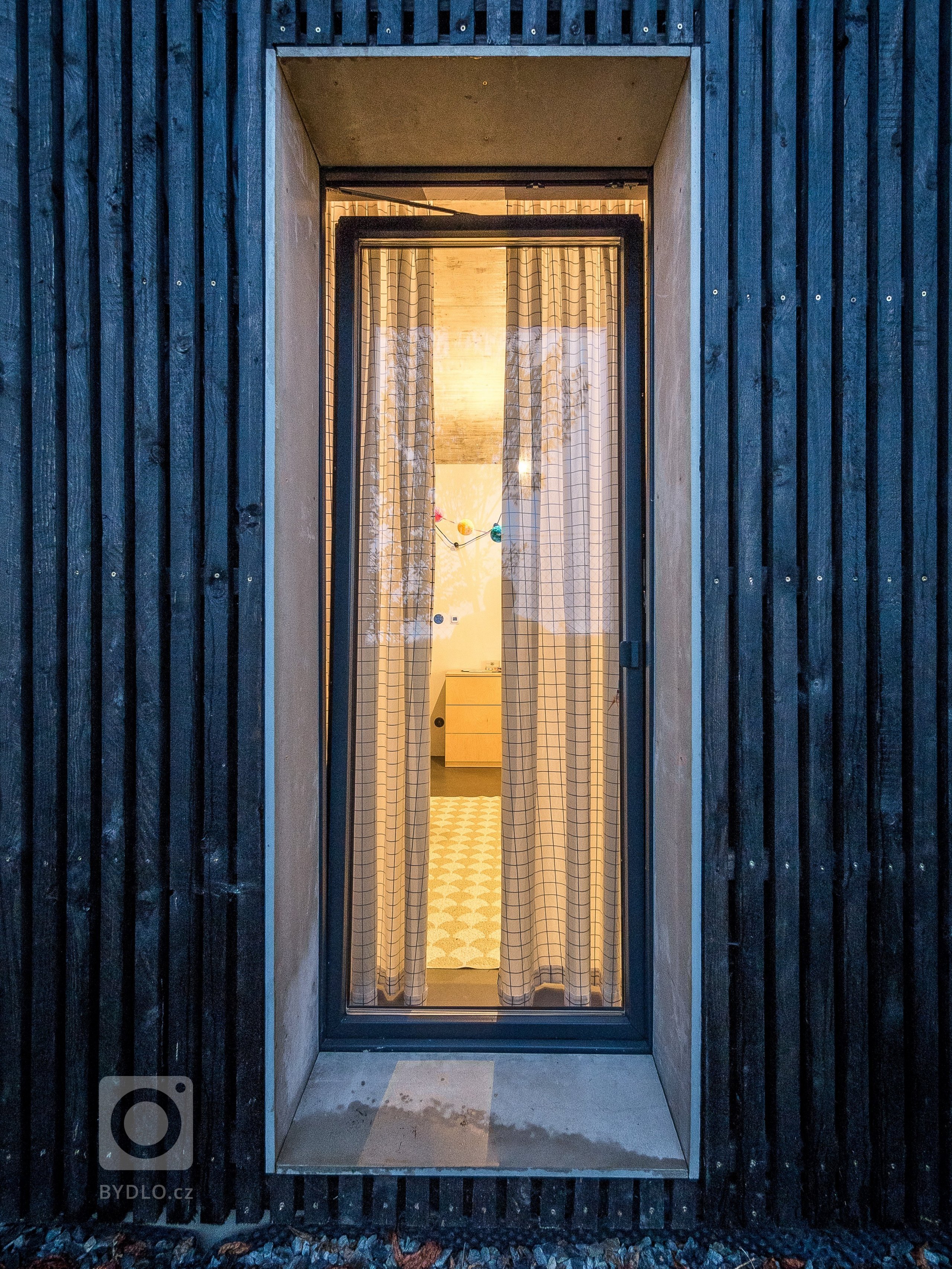 ZENHOME kousek od Prahy je na skvělém vyvýšeném místě uprostřed zeleně. Strohý kvádr zdobí fasáda z černého nehoblovaného dřeva a velké prosklení s bezrámovými…