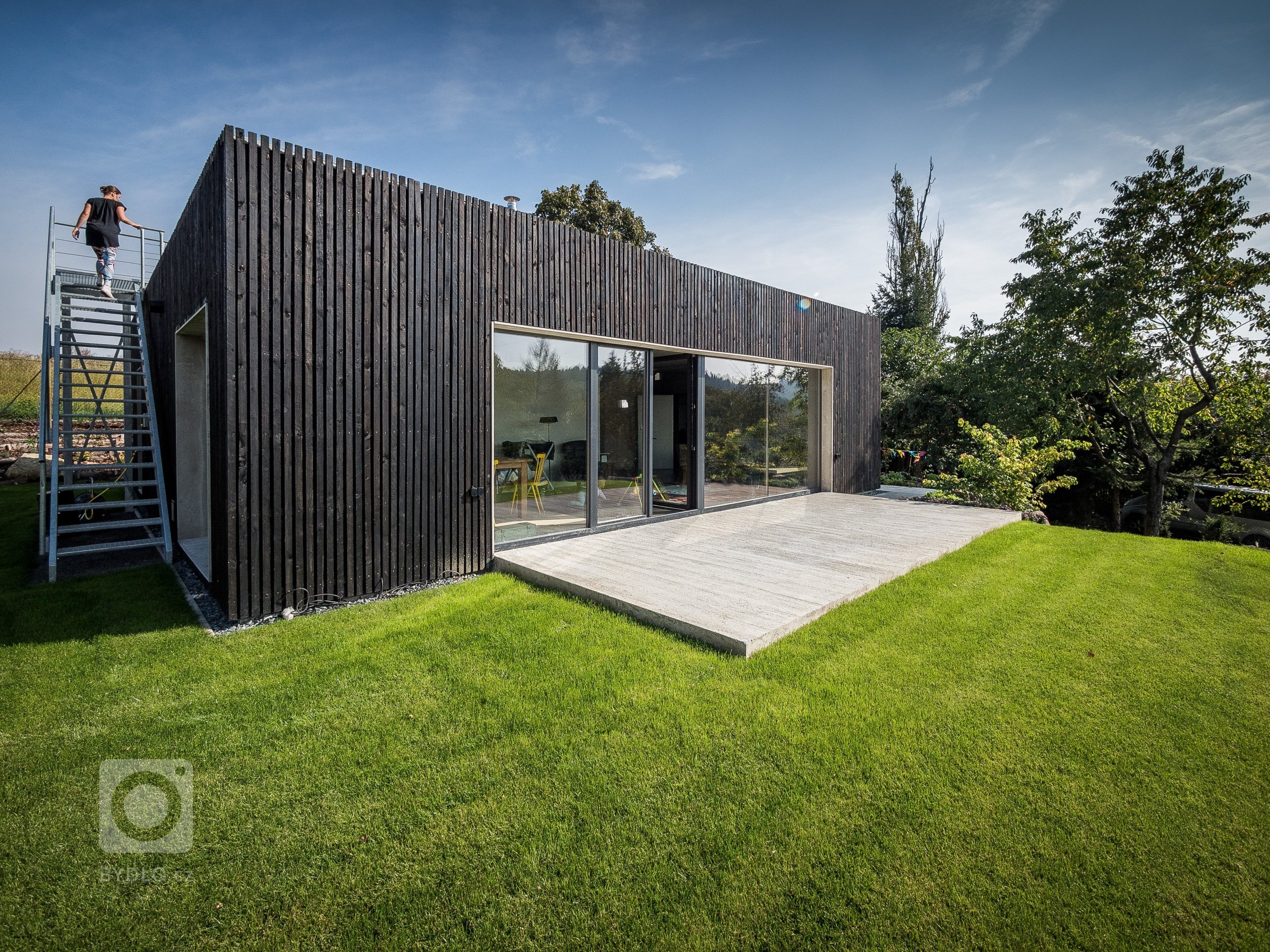 Po industriálním schodišti jde vystoupit na střešní zahradu. 