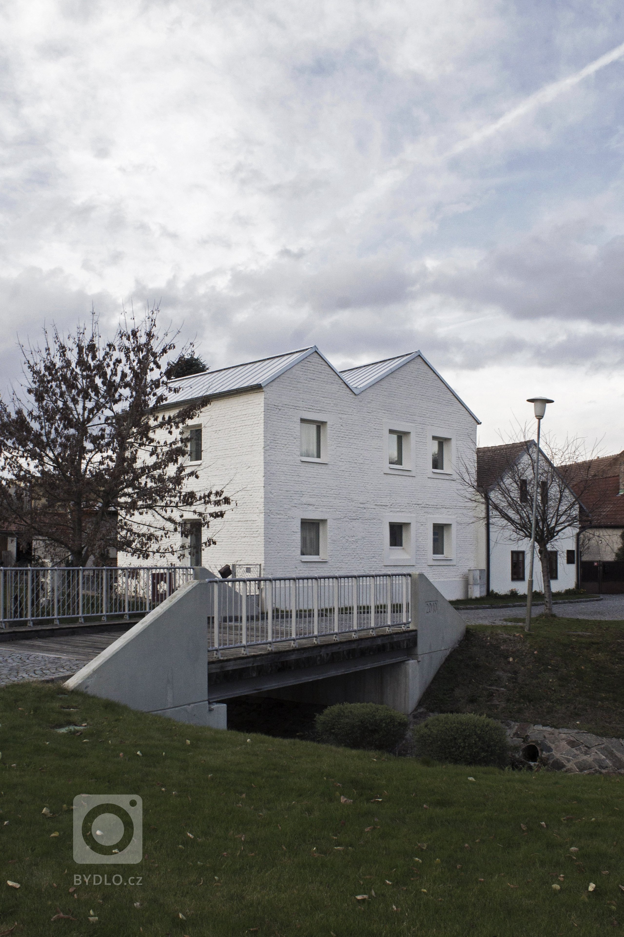 MÍSTO V&nbsp;RÁJI

V Ráji, takto se jmenovala osada, jež město Lázně Bohdaneč ve 20. století definitivně pohltilo. Přesto je vlastním světem, jakoby nebylo…