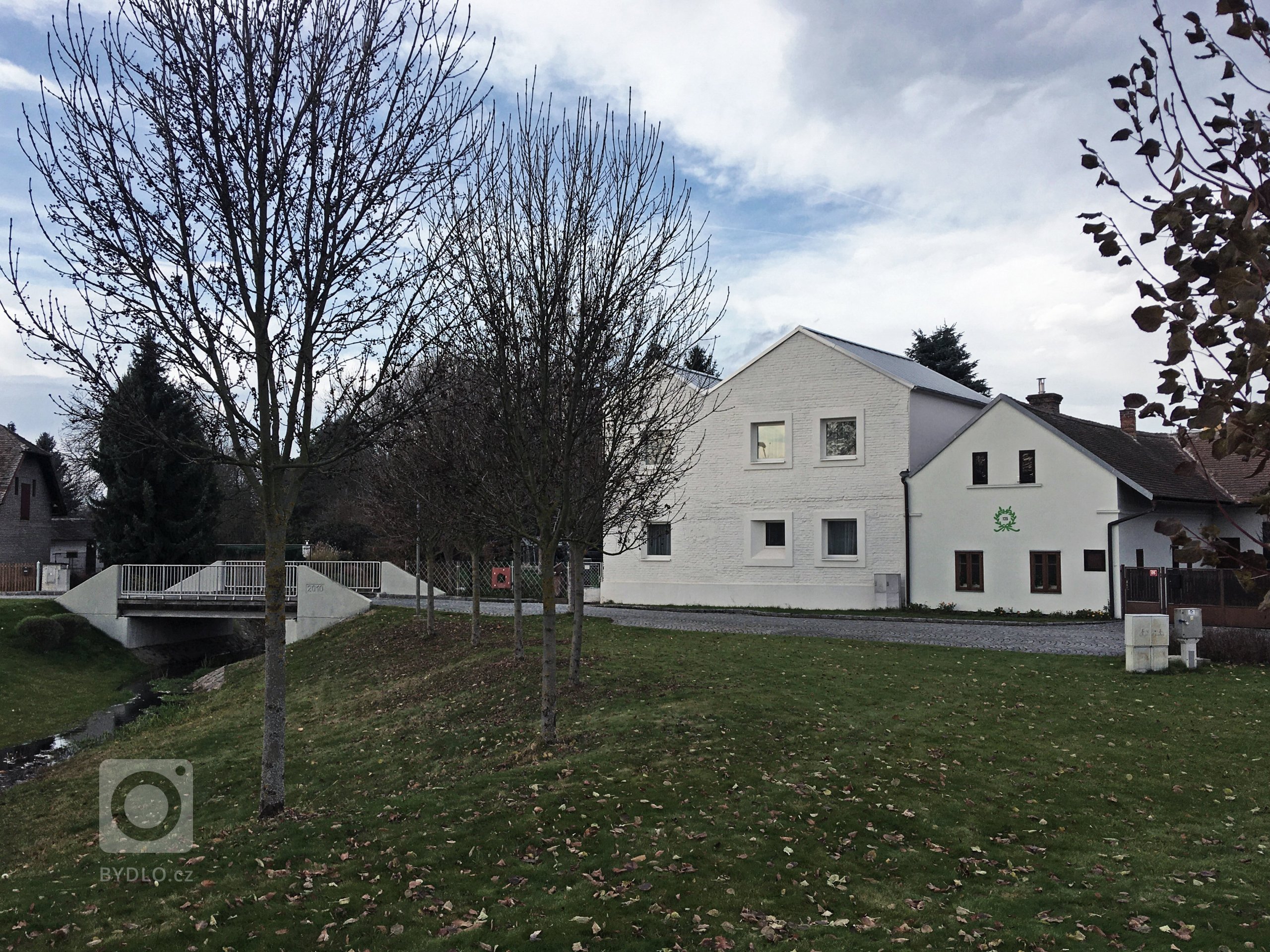 MÍSTO V&nbsp;RÁJI

V Ráji, takto se jmenovala osada, jež město Lázně Bohdaneč ve 20. století definitivně pohltilo. Přesto je vlastním světem, jakoby nebylo…