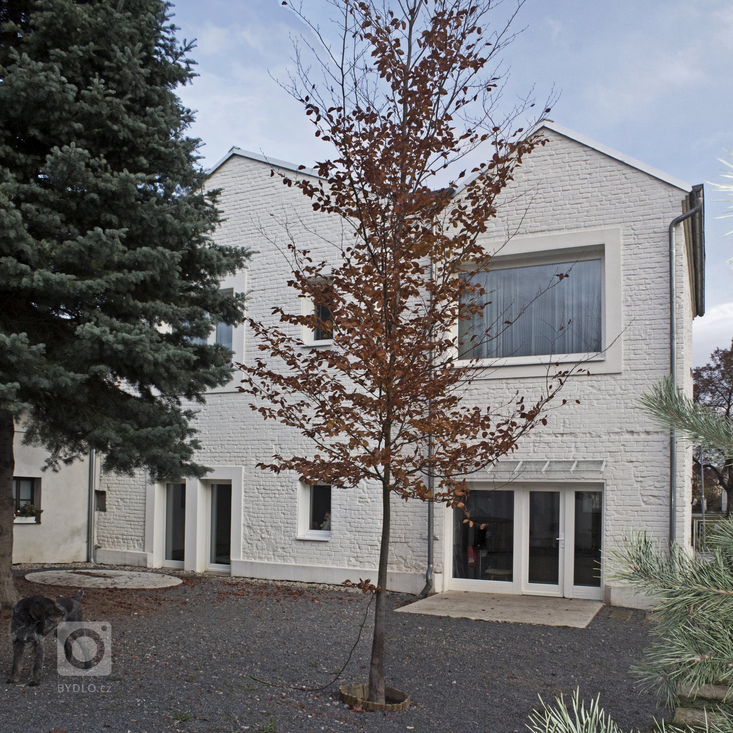 MÍSTO V&nbsp;RÁJI

V Ráji, takto se jmenovala osada, jež město Lázně Bohdaneč ve 20. století definitivně pohltilo. Přesto je vlastním světem, jakoby nebylo…