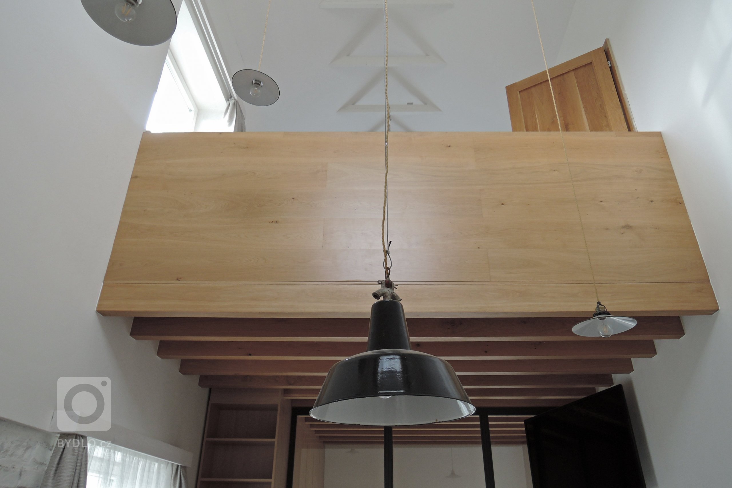 MÍSTO V&nbsp;RÁJI

V Ráji, takto se jmenovala osada, jež město Lázně Bohdaneč ve 20. století definitivně pohltilo. Přesto je vlastním světem, jakoby nebylo…