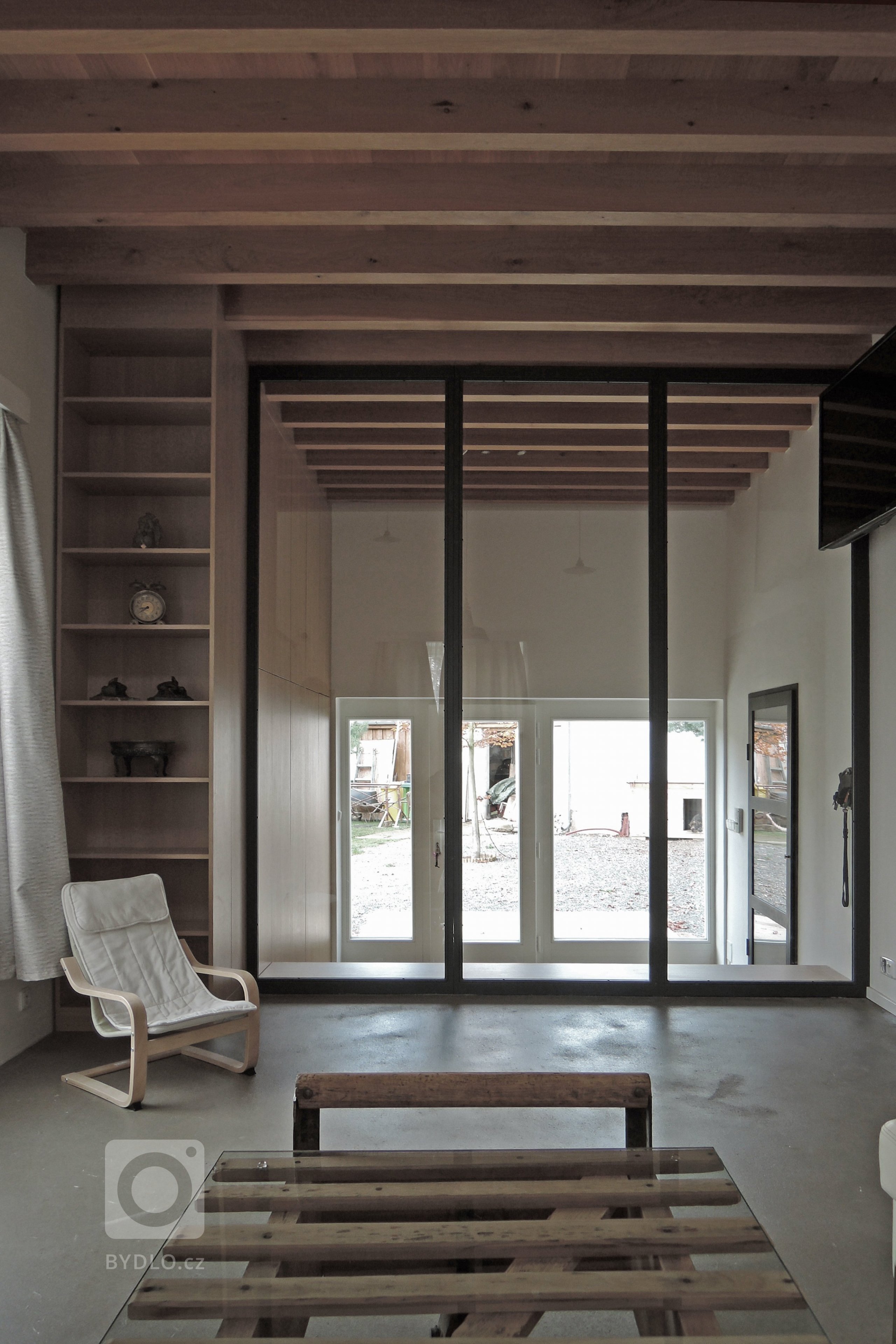 MÍSTO V&nbsp;RÁJI

V Ráji, takto se jmenovala osada, jež město Lázně Bohdaneč ve 20. století definitivně pohltilo. Přesto je vlastním světem, jakoby nebylo…