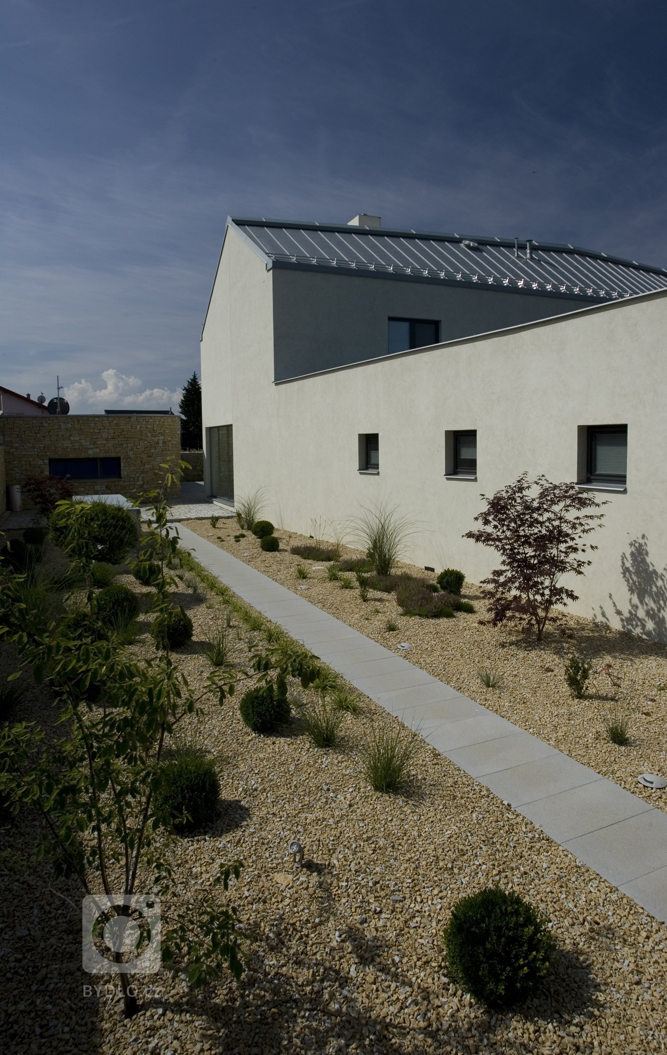 Obec Mikulovice, v&nbsp;jejímž katastru leží parcela, se nachází v&nbsp;rovinaté polabské krajině. Archeologické nálezy prokázaly přítomnost únětické kultury,…