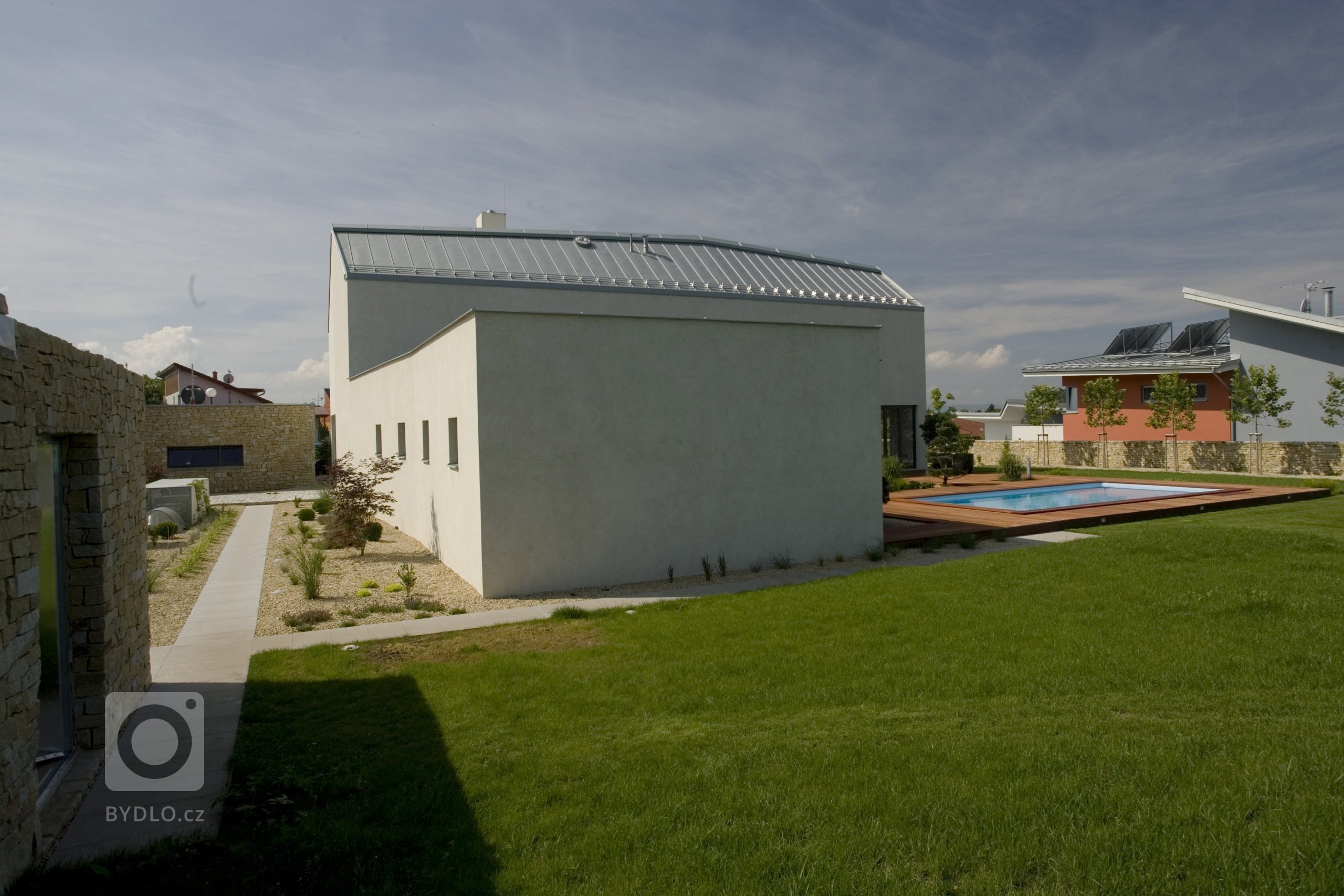 Obec Mikulovice, v&nbsp;jejímž katastru leží parcela, se nachází v&nbsp;rovinaté polabské krajině. Archeologické nálezy prokázaly přítomnost únětické kultury,…