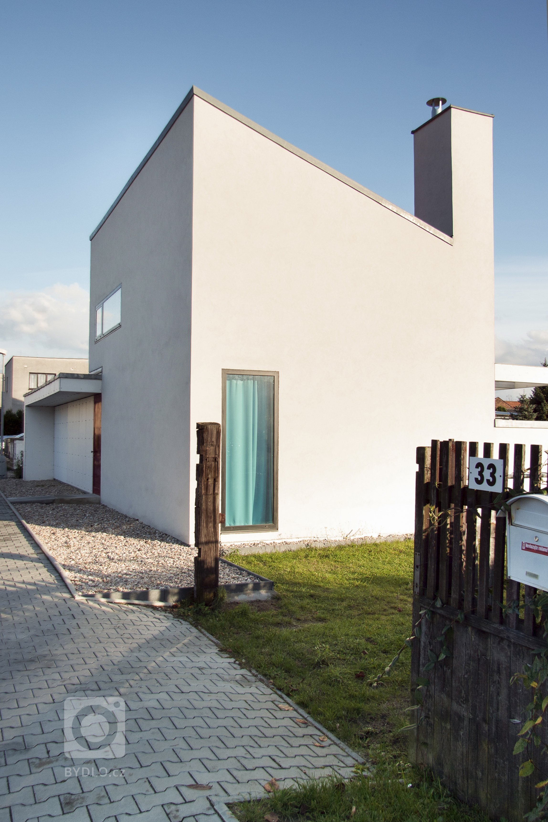 Dům pro svérázného klienta uprostřed Černé za Bory, která spadá do katastrálního území Pardubic a je charakteristická výrazově nesourodou předměstskou…