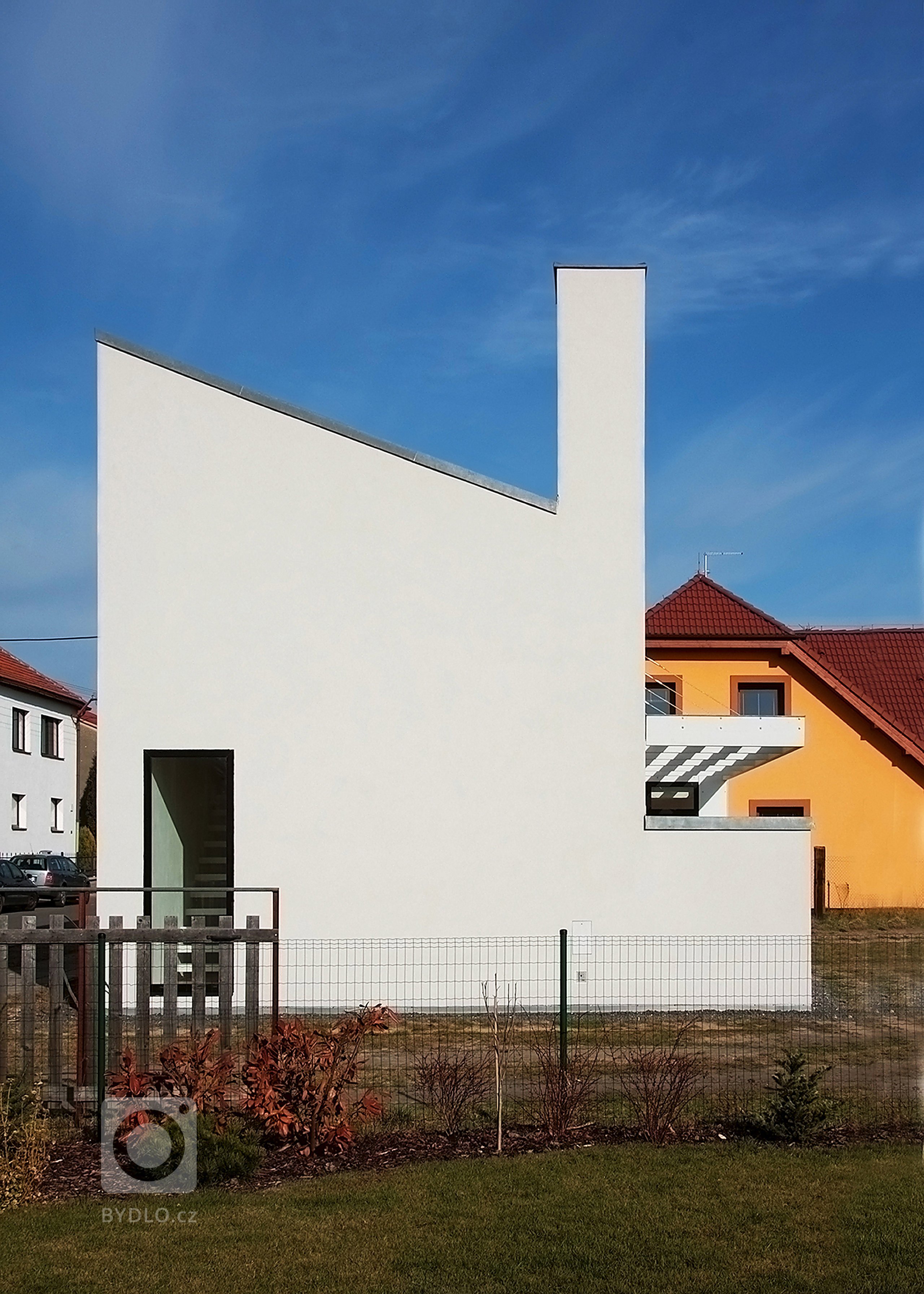 Dům pro svérázného klienta uprostřed Černé za Bory, která spadá do katastrálního území Pardubic a je charakteristická výrazově nesourodou předměstskou…