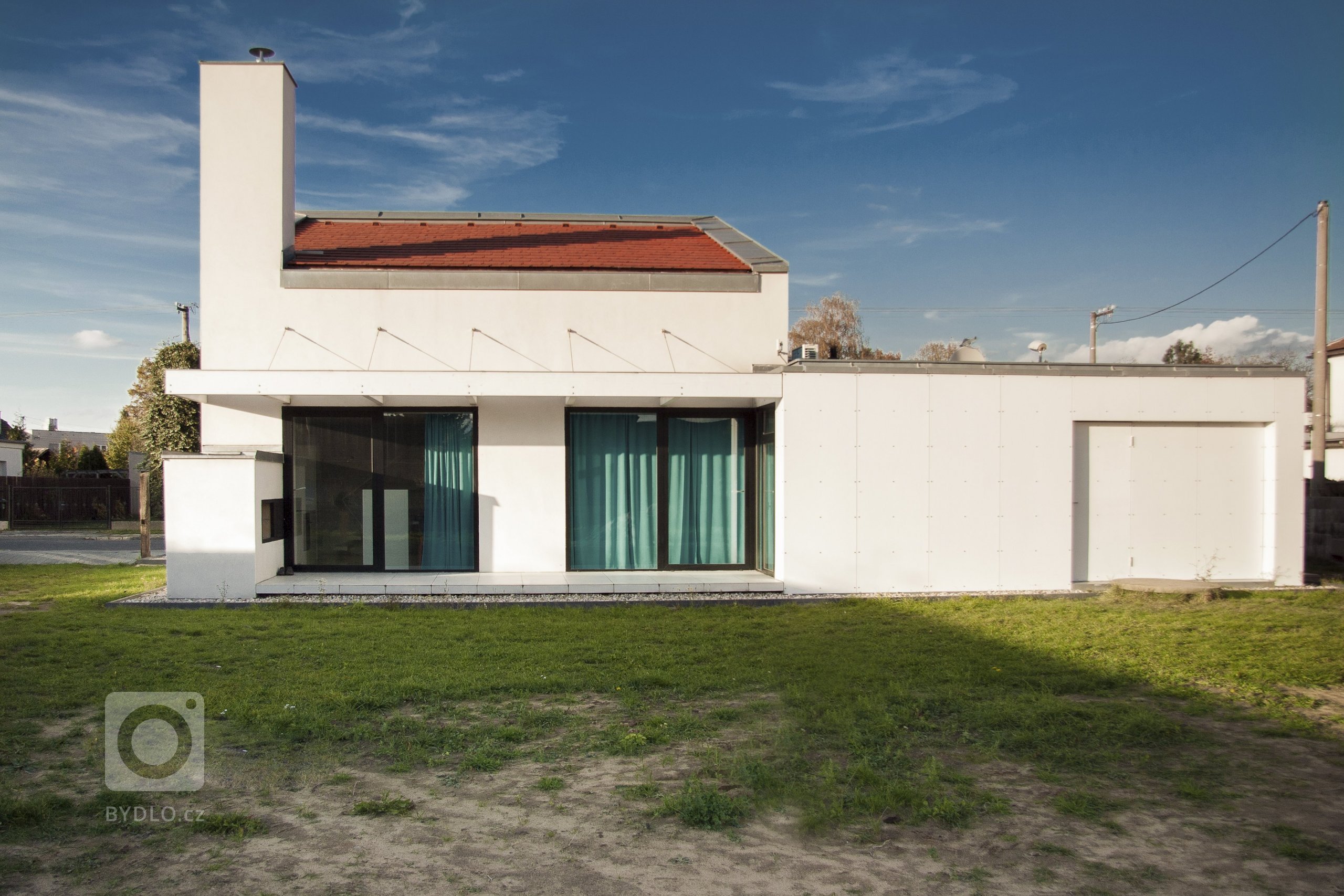 Dům pro svérázného klienta uprostřed Černé za Bory, která spadá do katastrálního území Pardubic a je charakteristická výrazově nesourodou předměstskou…