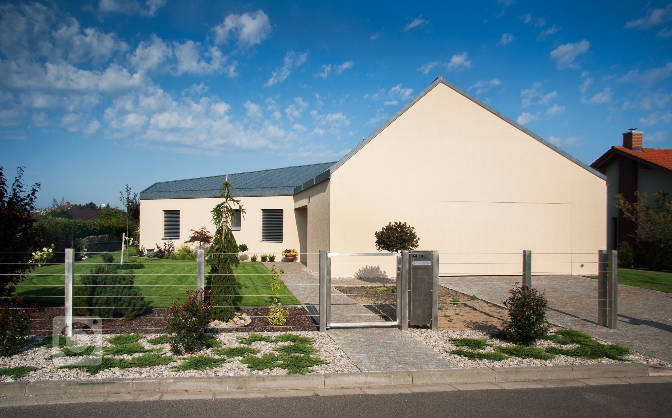 Parcela v&nbsp;satelitu, kolem jsou ty &quot;tradiční&quot; domky. Ty, jejichž investoři chtěli něco klasického, aby to dobře zapadlo. Výsledek? Přece typická…