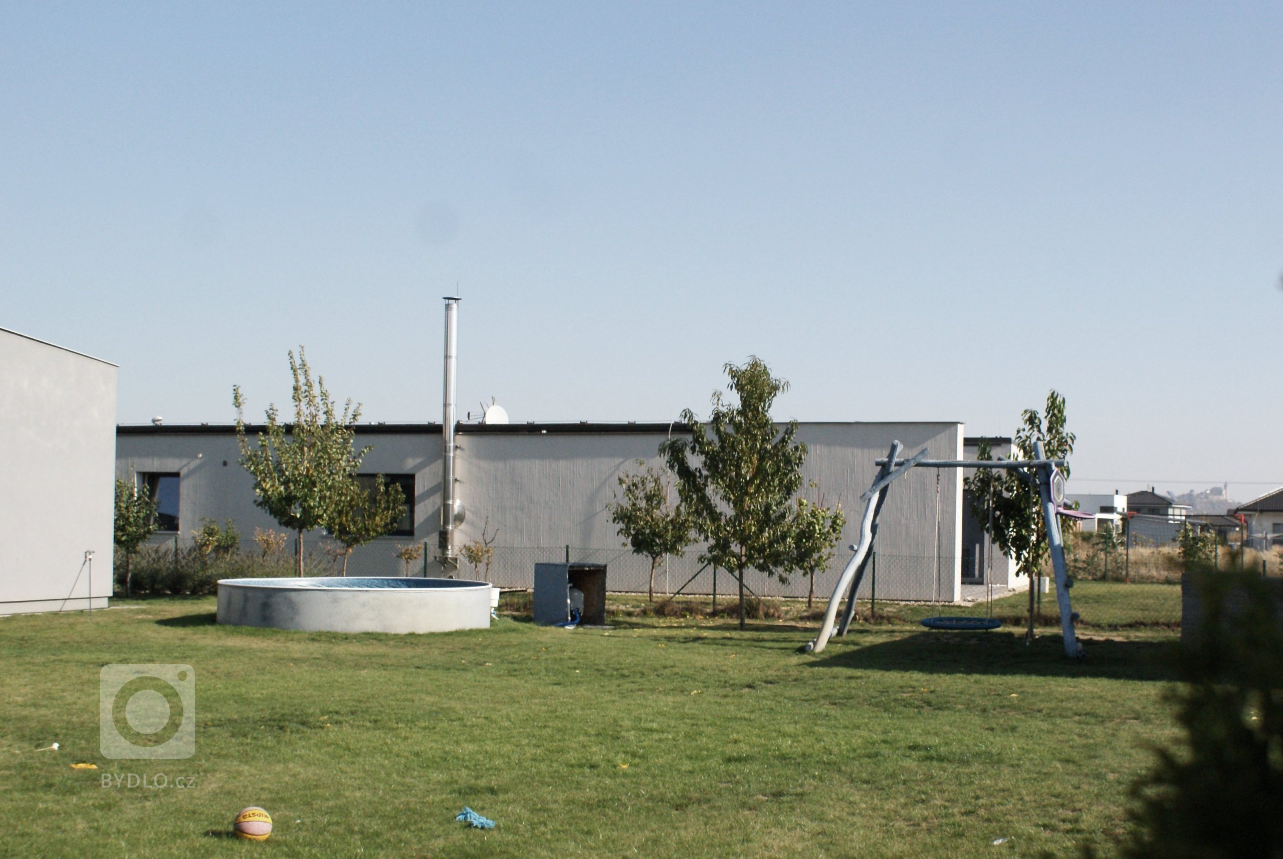 Zadáním, byl návrh interiéru obývacího pokoje, do již naprojektovaného bungalovu. Projekt byl ovšem tak špatný, že by mu správně umístěná pohovka stejně…