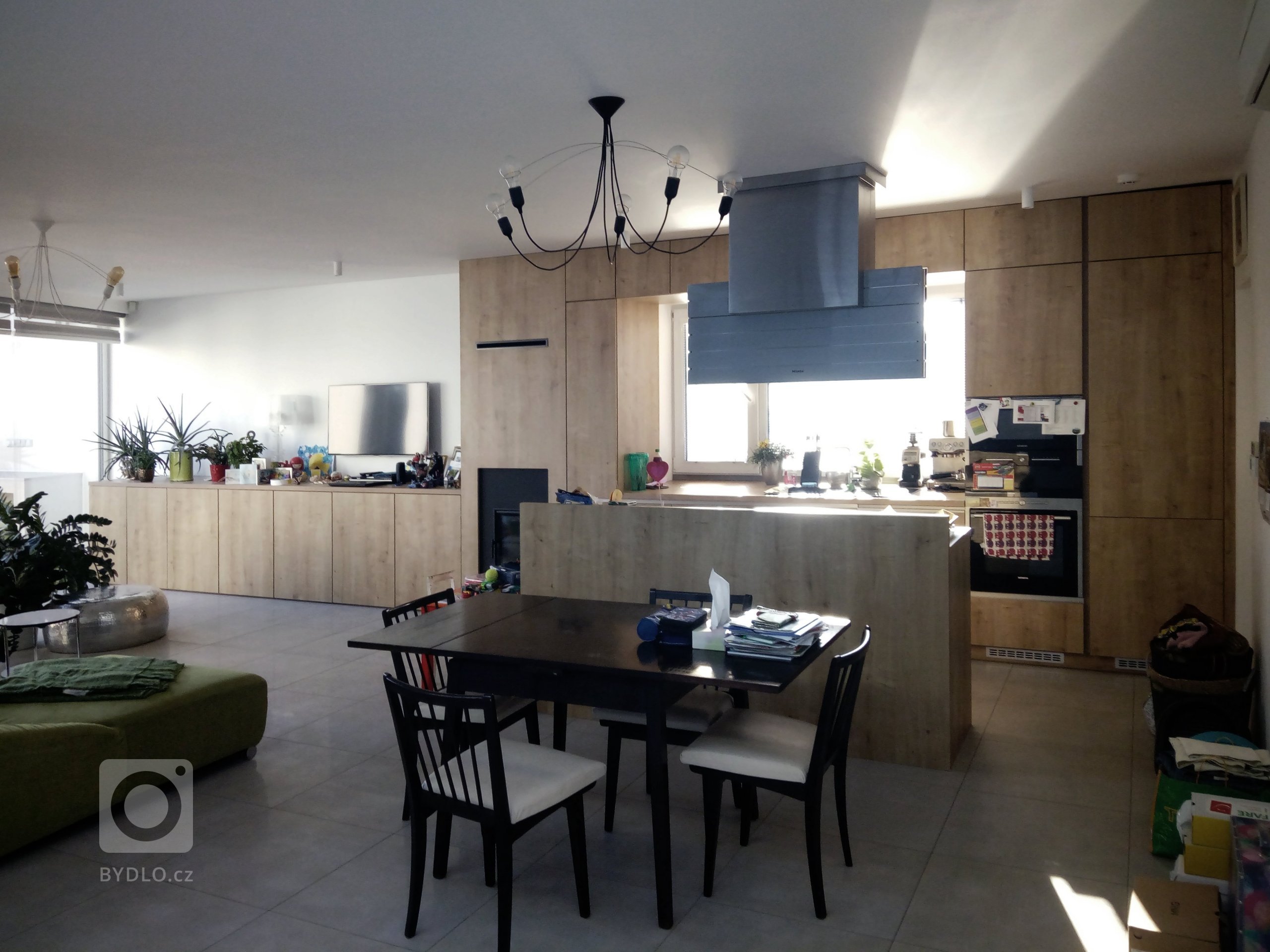 Zadáním, byl návrh interiéru obývacího pokoje, do již naprojektovaného bungalovu. Projekt byl ovšem tak špatný, že by mu správně umístěná pohovka stejně…