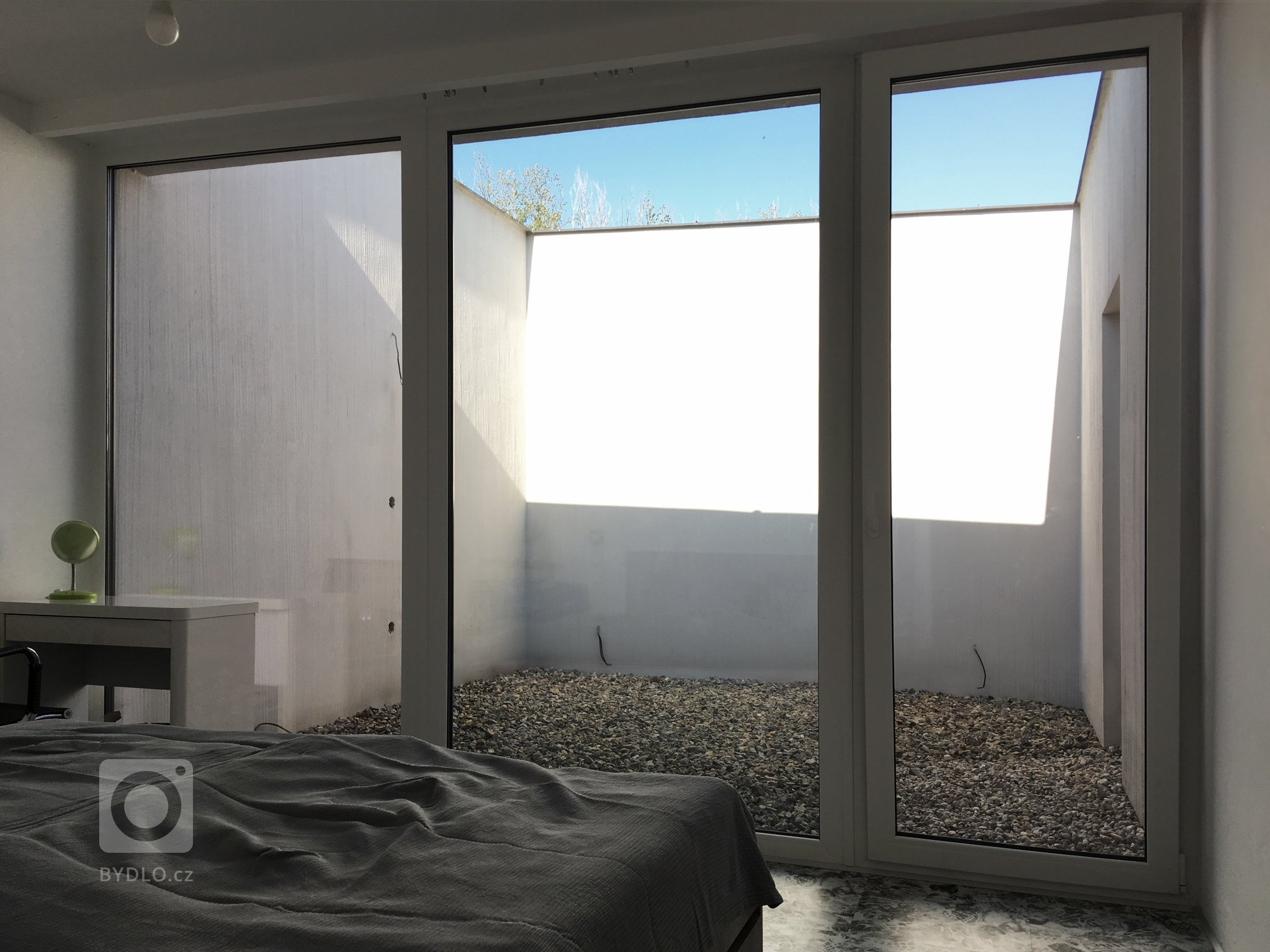 Zadáním, byl návrh interiéru obývacího pokoje, do již naprojektovaného bungalovu. Projekt byl ovšem tak špatný, že by mu správně umístěná pohovka stejně…