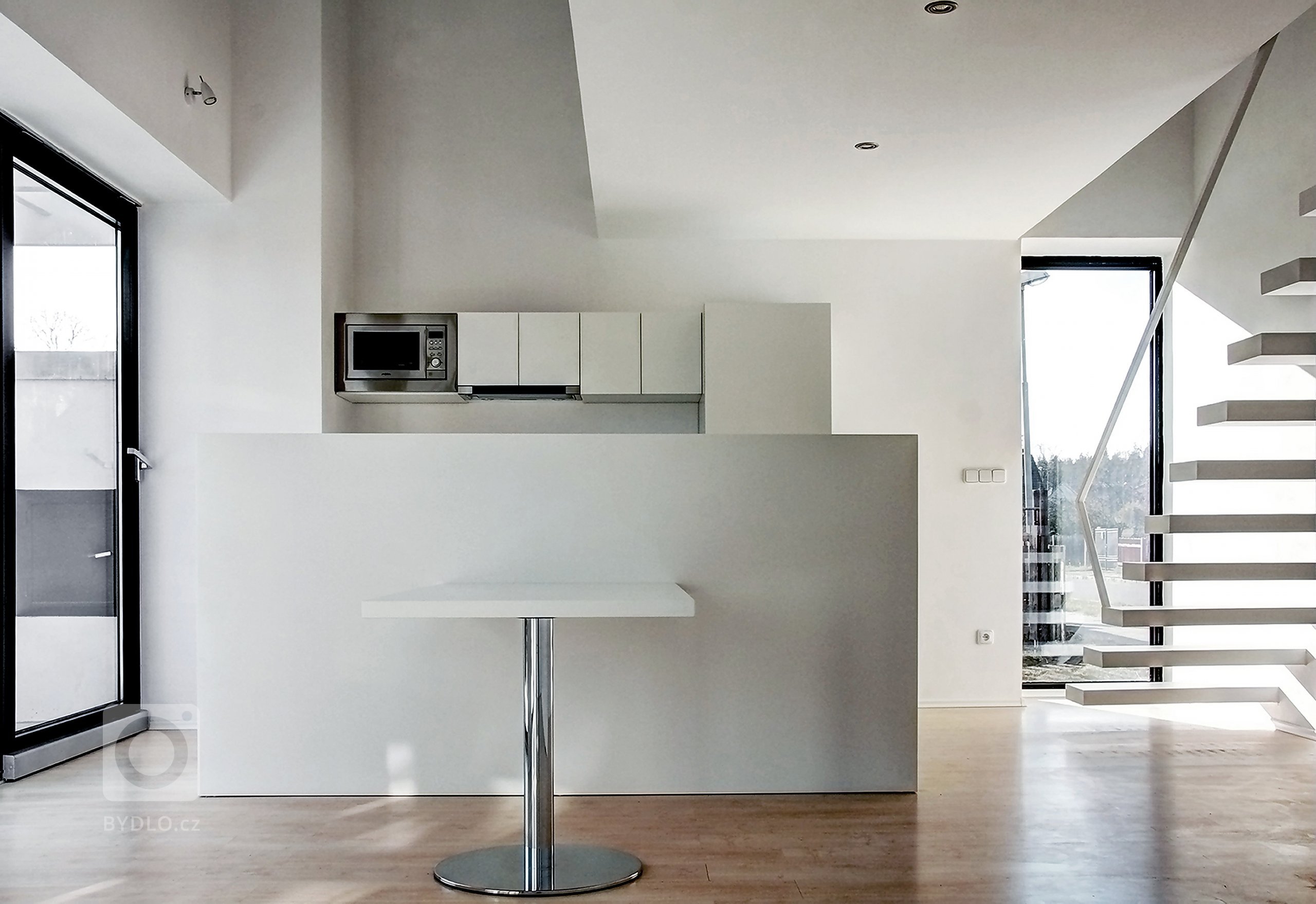 Dům pro svérázného klienta uprostřed Černé za Bory, která spadá do katastrálního území Pardubic a je charakteristická výrazově nesourodou předměstskou…