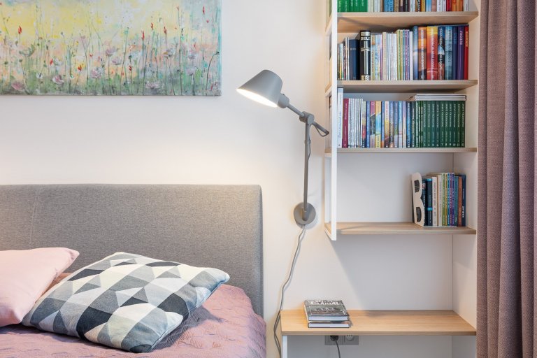 návrh: ateliér Fousková , nábytek:&nbsp;Fain interiér, pohovka a postel: QL studio

Spojenému obytnému prostoru dominuje odvážná barevná pohovka Senso, která…