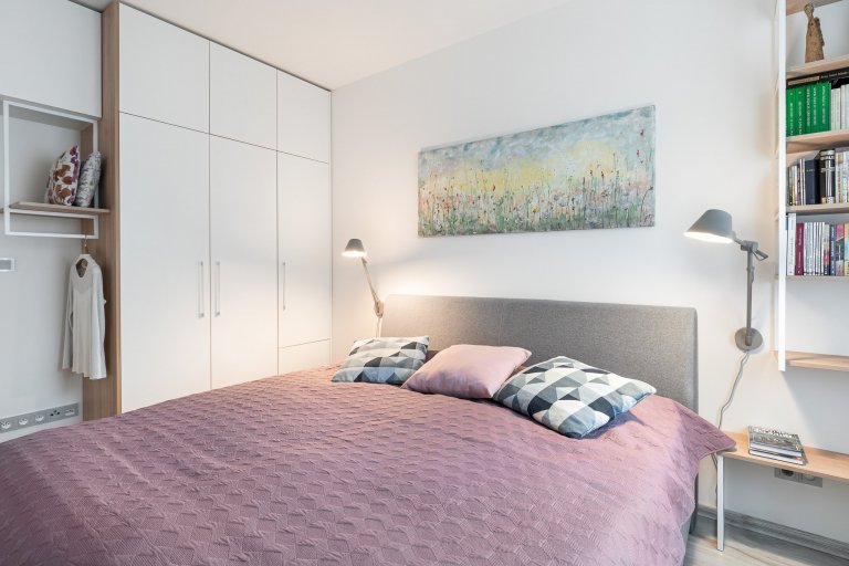 návrh: ateliér Fousková , nábytek:&nbsp;Fain interiér, pohovka a postel: QL studio

Spojenému obytnému prostoru dominuje odvážná barevná pohovka Senso, která…