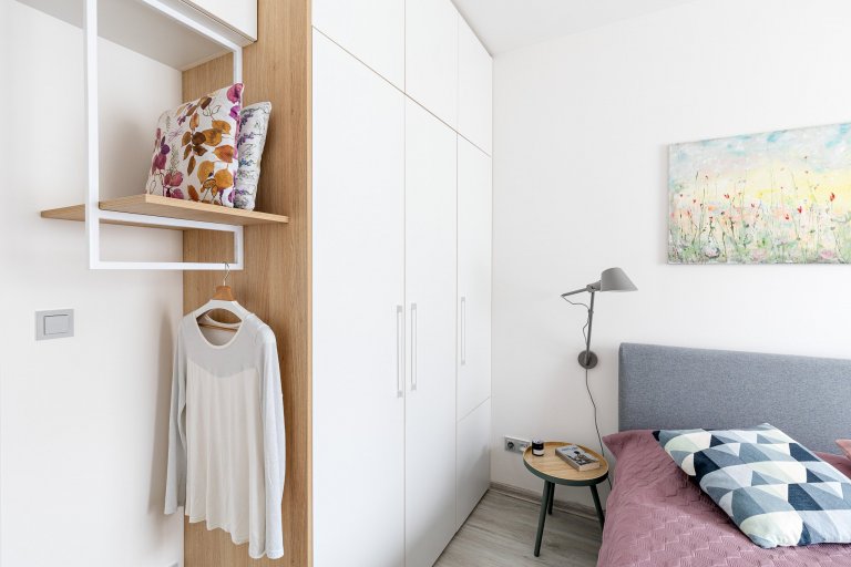 návrh: ateliér Fousková , nábytek:&nbsp;Fain interiér, pohovka a postel: QL studio

Spojenému obytnému prostoru dominuje odvážná barevná pohovka Senso, která…