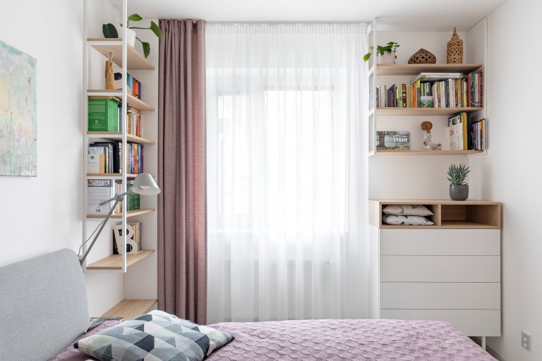 návrh: ateliér Fousková , nábytek:&nbsp;Fain interiér, pohovka a postel: QL studio

Spojenému obytnému prostoru dominuje odvážná barevná pohovka Senso, která…