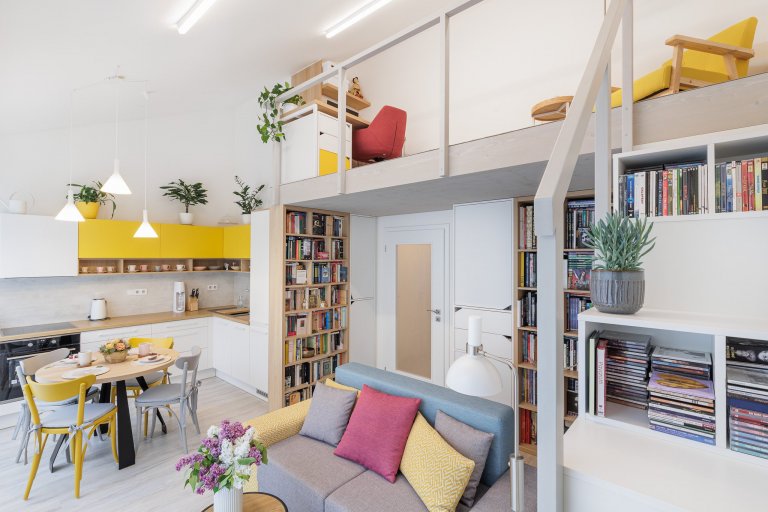 návrh: ateliér Fousková , nábytek:&nbsp;Fain interiér, pohovka a postel: QL studio

Spojenému obytnému prostoru dominuje odvážná barevná pohovka Senso, která…