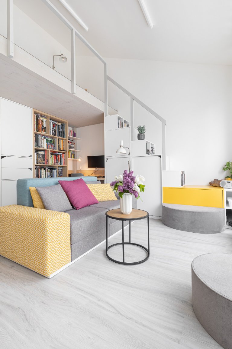 návrh: ateliér Fousková , nábytek:&nbsp;Fain interiér, pohovka a postel: QL studio

Spojenému obytnému prostoru dominuje odvážná barevná pohovka Senso, která…