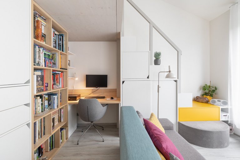 návrh: ateliér Fousková , nábytek:&nbsp;Fain interiér, pohovka a postel: QL studio

Spojenému obytnému prostoru dominuje odvážná barevná pohovka Senso, která…