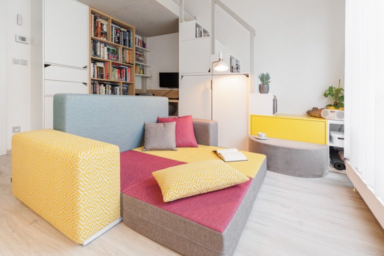 návrh: ateliér Fousková , nábytek:&nbsp;Fain interiér, pohovka a postel: QL studio

Spojenému obytnému prostoru dominuje odvážná barevná pohovka Senso, která…